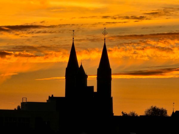 Der Dom im Abendrot - von Osten aus betrachtet